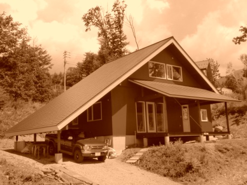 大きな三角屋根の家